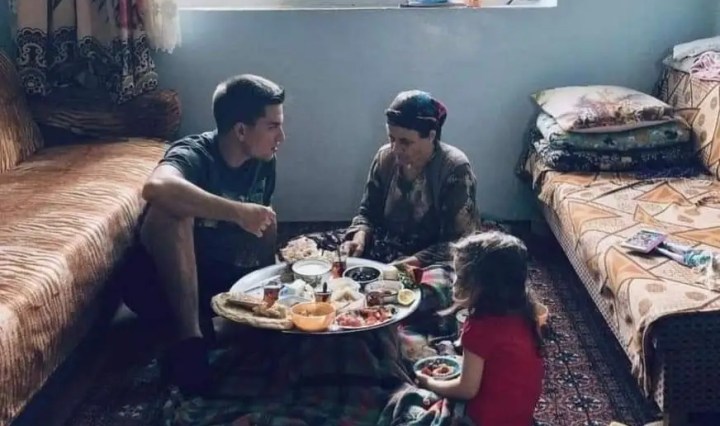 Karşı evin annesi şiiri. Sofrada yemek yiyen çocunlar