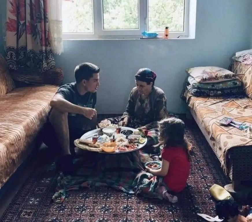 Karşı evin annesi şiiri. Sofrada yemek yiyen çocunlar